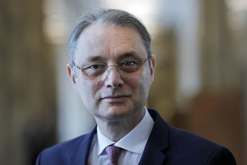 Cine e Luca Niculescu, pe care Nicușor Dan l-a desemnat premier. S-a născut la București,