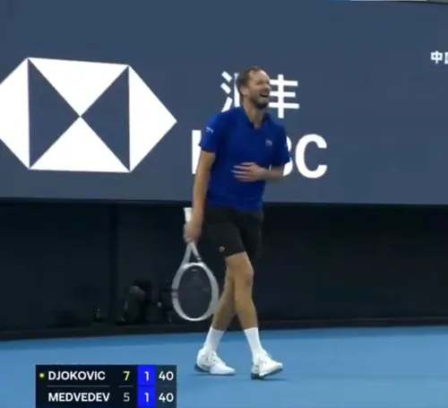 Djokovic, batjocorit de Medvedev   FOTO.  Gestul făcut de rus la adresa lui Nole  în meciul în care a fost descalificat