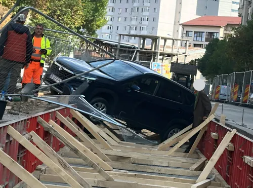 FOTO | Accident incredibil în București. Un șofer de 85 de ani a ajuns cu mașina în șanțul șantierului de la șinele de tramvai de pe Bulevardul I. Gh. Duca