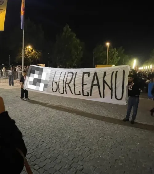Scene revoltătoare după România - Suedia   FOTO.   Banner vulgar  împotriva lui Burleanu ținut de doi copii