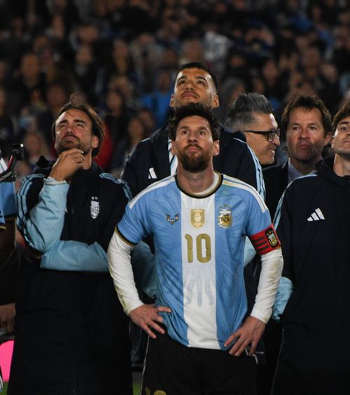 Moment jenant la retragerea lui Messi   FOTO.  Ce apărut pe cer la  spectacolul cu drone  dedicat argentinianului » 80.000 de oameni au huiduit copios