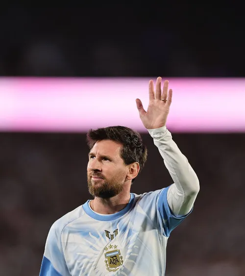 Ce i-a scris Ronaldo lui Messi  Comentariul lui Cristiano +  Singurul fotbalist  menționat de Leo în postarea despre retragere