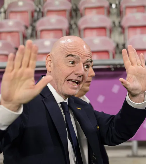 Cine vrea să-l dea jos pe Infantino  Fost internațional elvețian, candidat la președinția FIFA:  „Fotbalul e la terapie intensivă”