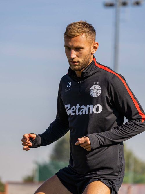 Denis Drăguș a revenit la antrenamentele celor de la FCSB Foto Facebook @FCSB.jpg