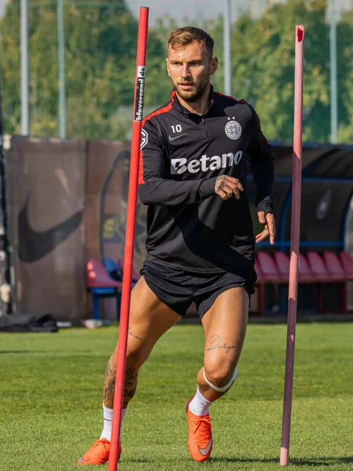 Denis Drăguș a revenit la antrenamentele celor de la FCSB Foto Facebook @FCSB.jpg