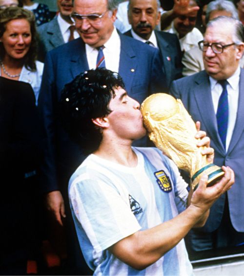 Argentina marii întrebări  Confuzie la Buenos Aires: „Ce urmează după Maradona și Messi?".  Cine e posibilul urmaș al „zeilor”