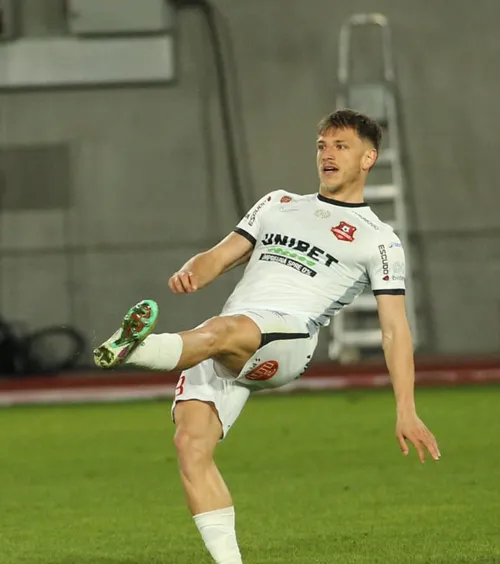Prezentat în Superliga  Jucătorul cu 3 retrogradări consecutive a semnat la 10 zile după  ce era dat ca și transferat în Italia