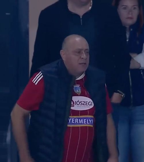 Le-a cerut să iasă de pe teren   FOTO.  Gestul lui Laszlo Dioszegi după  scandările xenofobe  de la meciul cu Dinamo