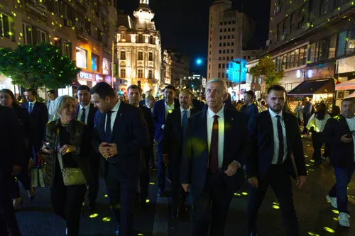 VIDEO | Cum a fost în prima seară Spotlight București, cu primarul Ciucu la costum, scăldat în luminițele de pe Calea Victoriei. Ce program e azi la Festivalul Luminii
