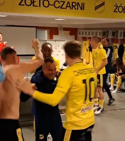 Nebunie în vestiar   VIDEO.  În absența lui Kopic,  Florentin Petre  a condus-o pe Wieczysta spre victorie! Ce poreclă i-au pus jucătorii