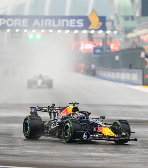 Verstappen, pe val  A câștigat și sprintul din Singapore + Norris și Piastri,  ciocnire în ultimul tur!