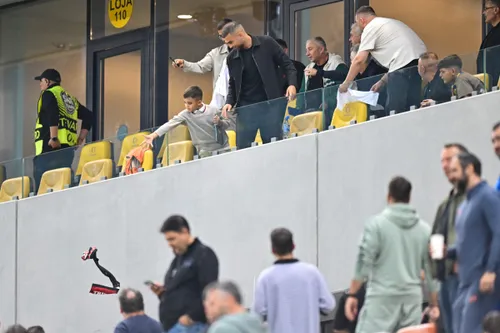 Anghel Iordănescu și Dan Petrescu, la meciul FCSB - Oțelul. Foto: Raed Krishan/GOLAZO.ro