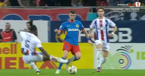 Gestul obscen al lui Habib Sylla după eliminarea din meciul cu FCSB. Foto: captură Prima Sport 1