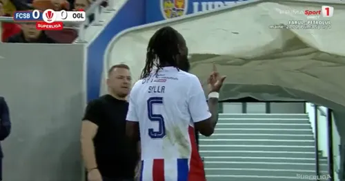 Gestul obscen al lui Habib Sylla după eliminarea din meciul cu FCSB. Foto: captură Prima Sport 1