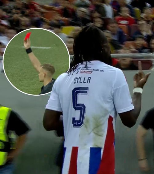 Moment obscen pe Arenă   FOTO.  Jucătorul Oțelului,  gest bădăran  la adresa fanilor FCSB, după ce a fost eliminat