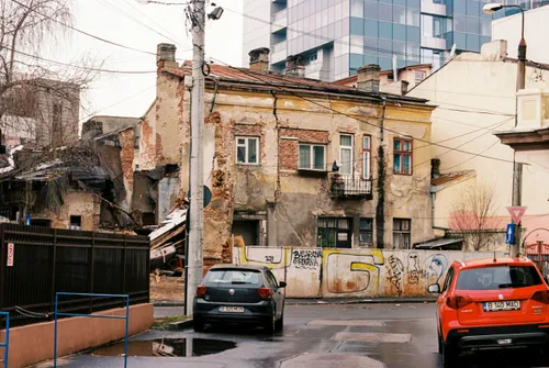 Bucureștiul pustiu, cu oameni ici-colo, însingurați și speriați. Imagini deja document, care par din altă viață, deși au trecut doar câțiva ani: coșmarul numit "pandemia"