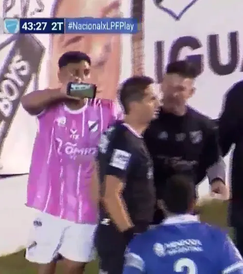 Moment incredibil   FOTO.  Arbitrul a anulat un penalty după ce a văzut  reluarea pe telefonul unui jucător