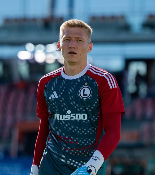 Ofertă uriașă pentru Hindrich  Un club important din Europa  a pus pe masă o avere  pentru portarul României: „Este adevărat”