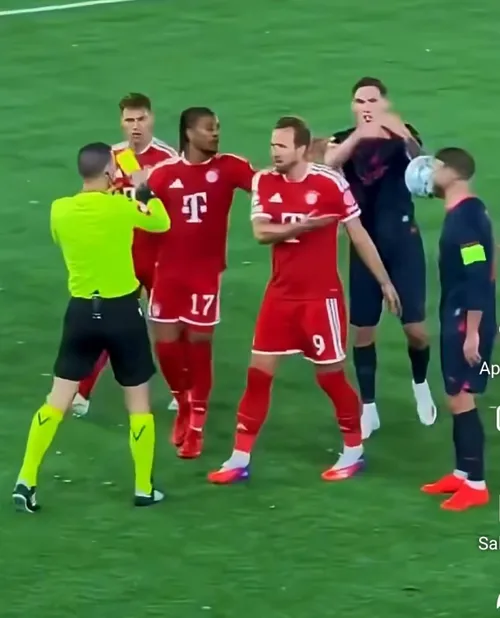 Olise a luat două galbene și roșu în aceeași fază la Viking - Bayern. A tras de tricou un adversar, apoi i-a dat mingea în față altuia
