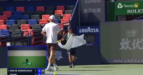 Rafael Jodar și-a vărsat frustrarea pe un copil de mingi la Shanghai Masters (FOTO: captură Tennis TV)