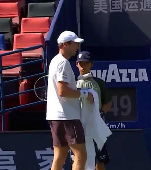 Rafael Jodar, un nou derapaj!   VIDEO.  Și-a vărsat frustrarea pe  un copil de mingi  și s-a certat cu arbitrul: „Nu le vorbim așa!”
