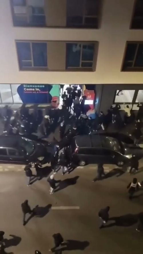 Ultrașii lui Marseille și AEK Atena, în căutarea suporterilor lui Olympiacos prin hotelurile din oraș. Sursa Facebook  @Casual Ultra