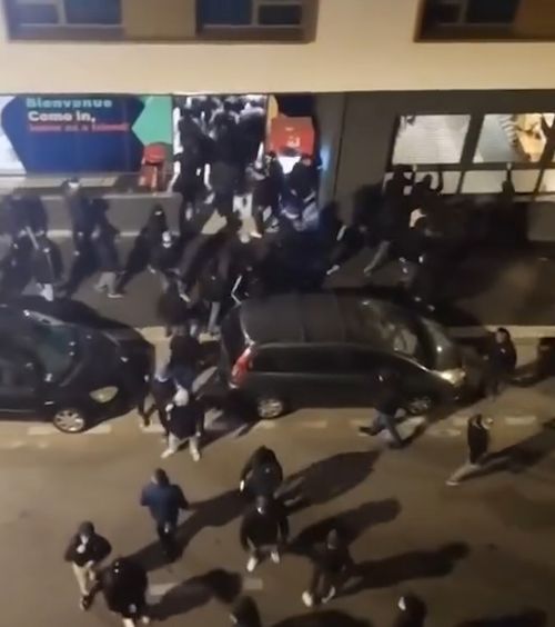 Au luat hotelurile la rând!   VIDEO.  Ultrașii lui Marseille și AEK,  în căutarea rivalilor  de la Olympiacos. Scandal în Europa League