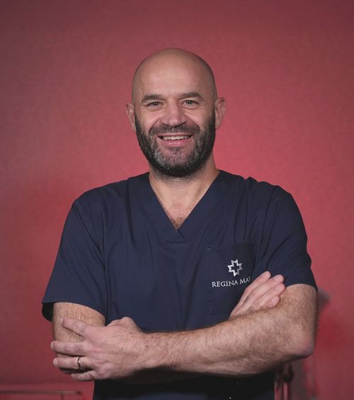 „Fumatul crește riscul”  O asociere neașteptată: medicul chirurg Decebal Fodor, de la Regina Maria, explică  de ce tutunul mărește riscul   de apariție a herniilor inghinale 