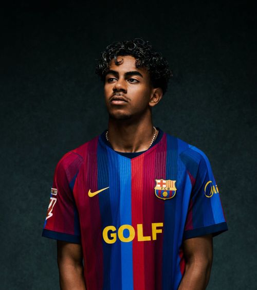 Cam scump tricoul de Clasico   Cine este superartistul american  aflat în spatele echipamentului Barcelonei pentru ciocnirea cu Real