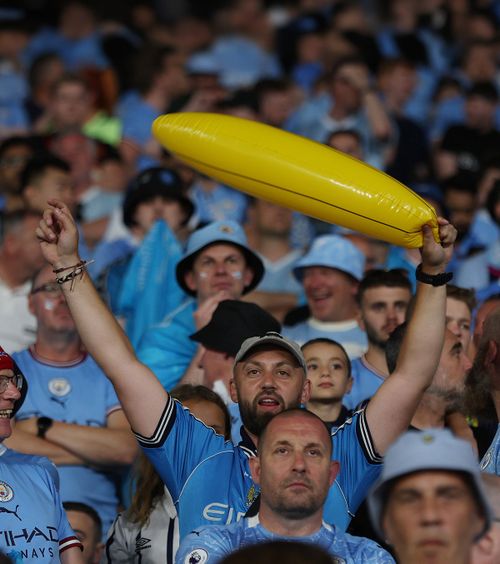 „Industrie de 1 miliard $”   Fostul idol al lui Man. City face o avere din  revenirea bananelor gonflabile  pe stadion