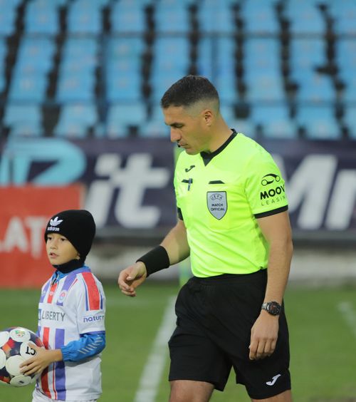 Istvan Kovacs, în prim-plan   FOTO.  A anulat un penalty și a eliminat doi jucători  în doar 12 minute,  în Oțelul - Csikszereda