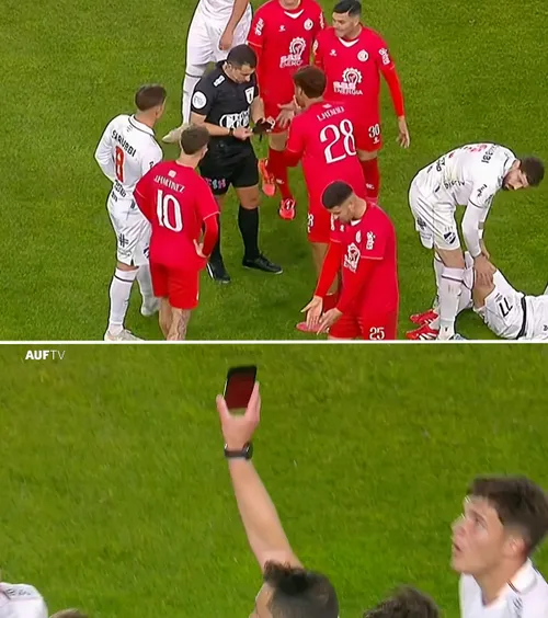 Premieră în fotbal   FOTO.  Un arbitru  a renunțat la cartonașele clasice.  Ce a folosit în schimb