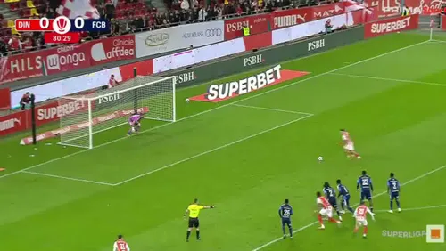 Faza penalty-ului din care Dinamo a deschis scorul cu FC Botoșani. Foto: captură Prima Sport