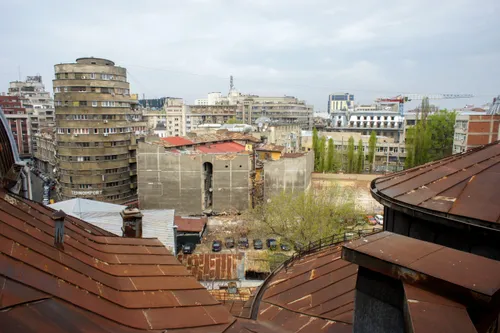 FOTO I Farmec ruginit, melancolie oxidată, Micul Paris văzut din Palatul Camerei de Comerț și Industrie București. Imagini fascinante din 2012