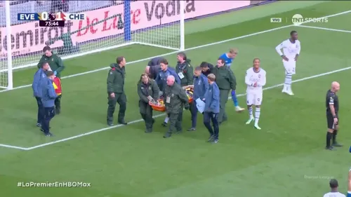 Momentul în care Emiliano Martinez s-a accidentat după ciocnirea cu Jarrad Branthwaite, în meciul Everton - Chelsea. Foto: captură TNT Sports 1