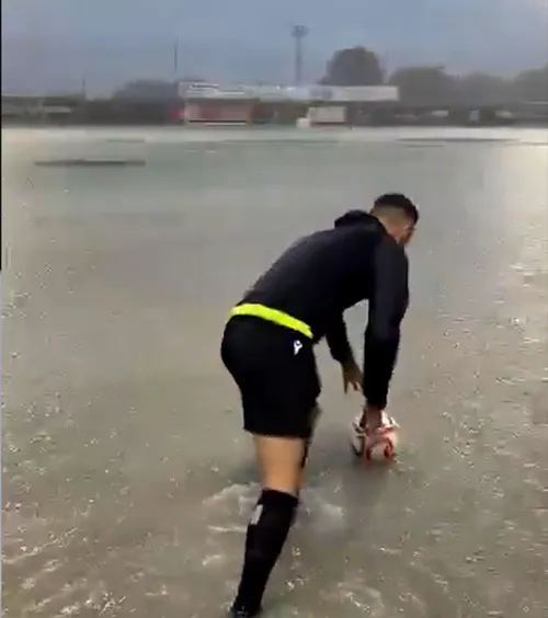 „Domnu' arbitru, jucăm sau nu?” 😅   FOTO+VIDEO.  Meci din Spania,  amânat din cauza inundațiilor:  „Eu aș mai face o probă ca să fiu sigur”