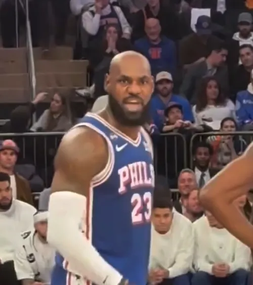 LeBron James, furios!   FOTO.  Starul de la Philadelphia 76ers,  dialog aprins  cu un fan advers » De la ce a pornit conflictul