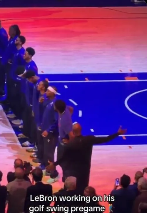 Lebron James și-a continuat încălzirea în timpul imnului SUA Foto captură VIDEO X .jpg