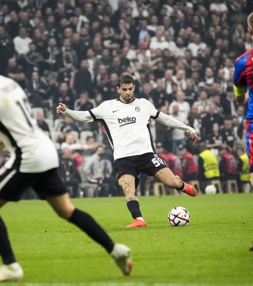 Românul agresiv, eliminat!   FOTO.   Umit Akdag a lăsat Beșiktaș în 10  la primul meci ca titular. Certat de antrenor după atacul fără sens
