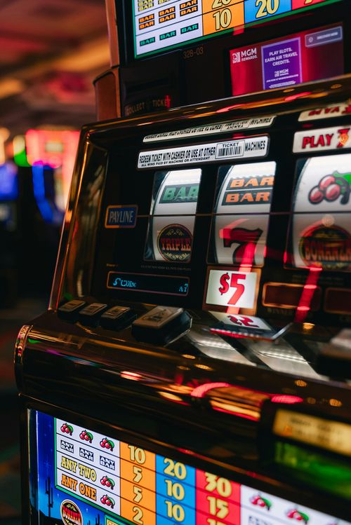 Păcănele gratis  la Napoleon Games: cum poți încerca online jocurile unui  casino nou în România