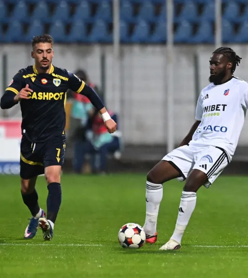 A făcut totul ca să fie eliminat!   FOTO.   A luat roșu ca să joace cu CFR și  a început să râdă!  S-a dat de gol după meci: „E o chestiune șireată”