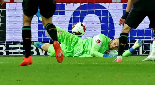 Erorile lui Dennis Seimen la al treilea gol primit în meciul Stuttgart - Monchengladbach 2-3