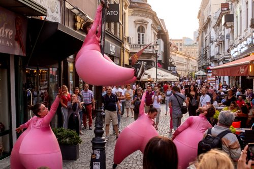 FOTO | Bucureștiul invadat de bufoni gonflabili, cea mai mare și mai haioasă comedie din Centrul Vechi. Imagini fantastice din 2019