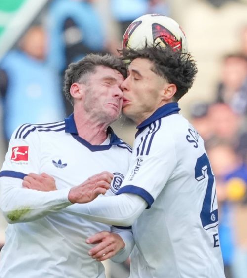 Gest oribil în Bundesliga   FOTO.   Și-a împins adversarul într-o ciocnire horror.  Transportat de urgență la spital!