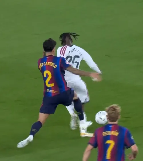 Controversă în Spania   FOTO.  Fault brutal în Barcelona - Real Madrid! Arbitrul  nu a acordat nici măcar „galben”