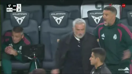 Jose Mourinho s-a aruncat în genunchi pe gazon după golul victoriei marcat de Kylian Mbappe în Barcelona - Real Madrid. Foto: Captură „X”