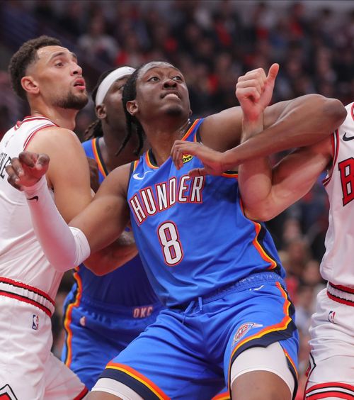 Accidentare terifiantă   FOTO.  Starul a fost  scos pe targă  după o aterizare teribilă! MVP-ul din NBA nu și-a putut privi colegul