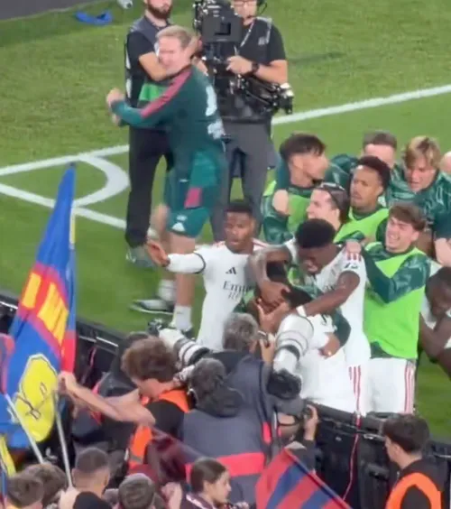Incident grav în El Clasico  FOTO. Starul lui Real Madrid,  lovit cu bețe de suporterii Barcelonei.  De la ce a pornit atacul