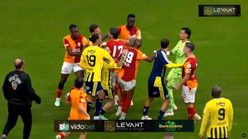 Bătaie generală după Galatasaray - Fenerbahce 2-1 / foto: capturi video X/Jeff