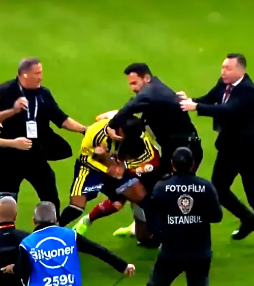 Imagini șocante din Turcia   VIDEO.  Bătaie în toată regula după Galatasaray - Fenerbahce:  „Zgârie și trag de păr ca femeile!”
